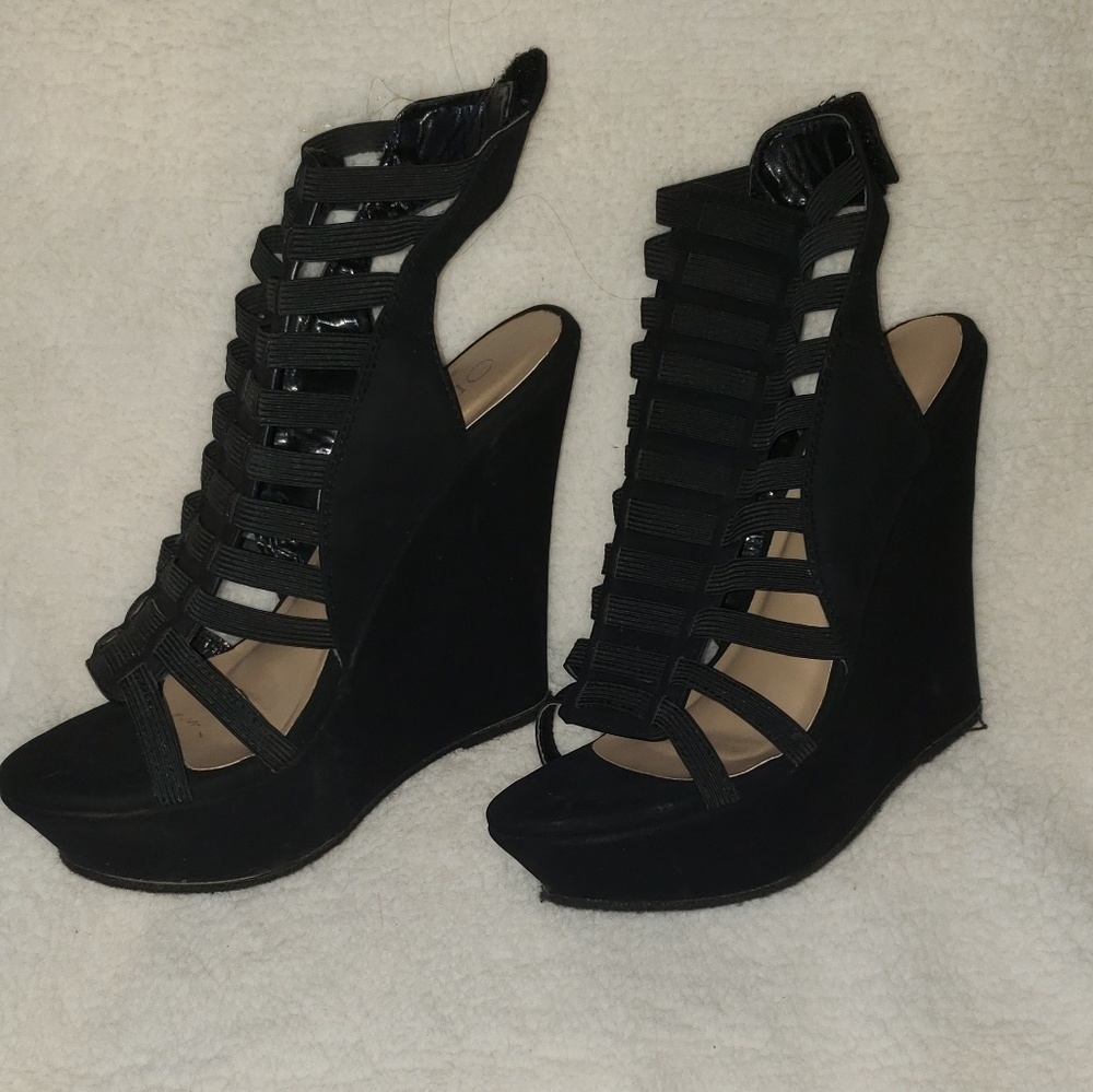 Black wedges